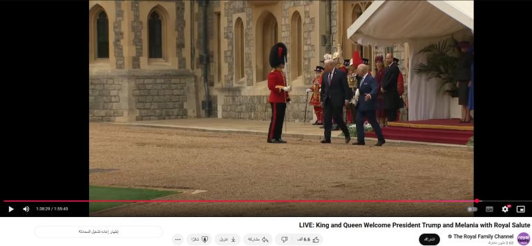لقطة من البث المباشر تظهر مطالبة الملك تشارلز لترامب بالتقدم لتفقد حرس الشرف (يوتيوب)