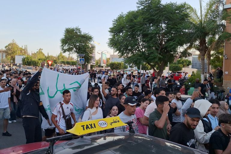 شباب يشاركون في الاحتجاجات في مدينة وجدة