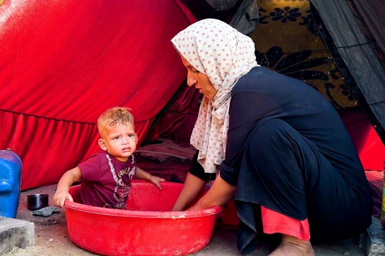 نازحون في المواصي.. من “منطقة إنسانية” إلى جحيم يومي