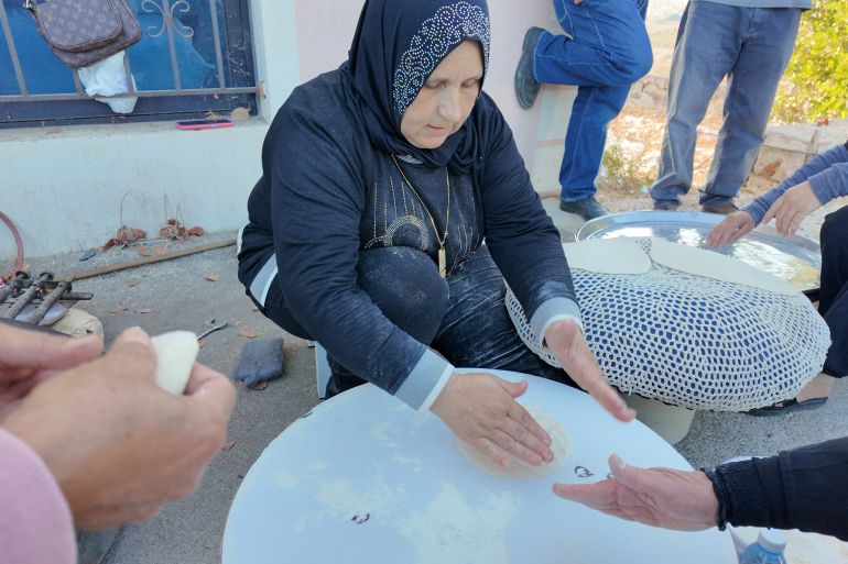 سيدات من بلدة حولا شاركن في العصرونية بصناعة خبز الصاج التقليدي