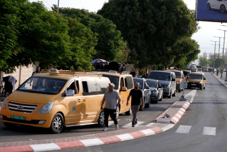 يقول فلسطينيون، إن إغلاق إسرائيل معبر "الكرامة" بين الضفة الغربية المحتلة والأردن لمدة أسبوع "حوّل الضفة إلى ما يشبه سجنًا كبيرًا". ومعبر "الكرامة" هو "جسر اللنبي" بالتسمية الإسرائيلية و"جسر الملك حسين" بالتسمية الأردنية.وأمس الخميس، أعلن رئيس الهيئة العامة للمعابر والحدود الفلسطينية نظمي مهنا، استئناف العمل على معبر الكرامة بالاتجاهين، اعتبارا من اليوم الجمعة. ( Issam Rimawi - وكالة الأناضول )