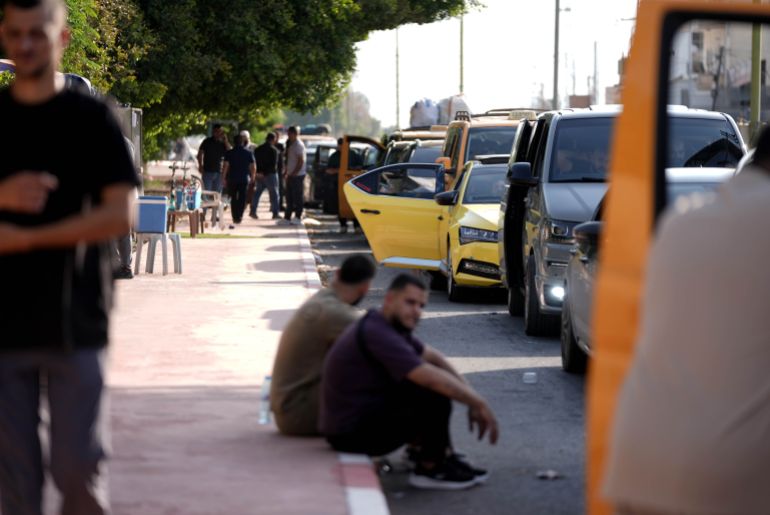 يقول فلسطينيون، إن إغلاق إسرائيل معبر "الكرامة" بين الضفة الغربية المحتلة والأردن لمدة أسبوع "حوّل الضفة إلى ما يشبه سجنًا كبيرًا". ومعبر "الكرامة" هو "جسر اللنبي" بالتسمية الإسرائيلية و"جسر الملك حسين" بالتسمية الأردنية.وأمس الخميس، أعلن رئيس الهيئة العامة للمعابر والحدود الفلسطينية نظمي مهنا، استئناف العمل على معبر الكرامة بالاتجاهين، اعتبارا من اليوم الجمعة. ( Issam Rimawi - وكالة الأناضول )