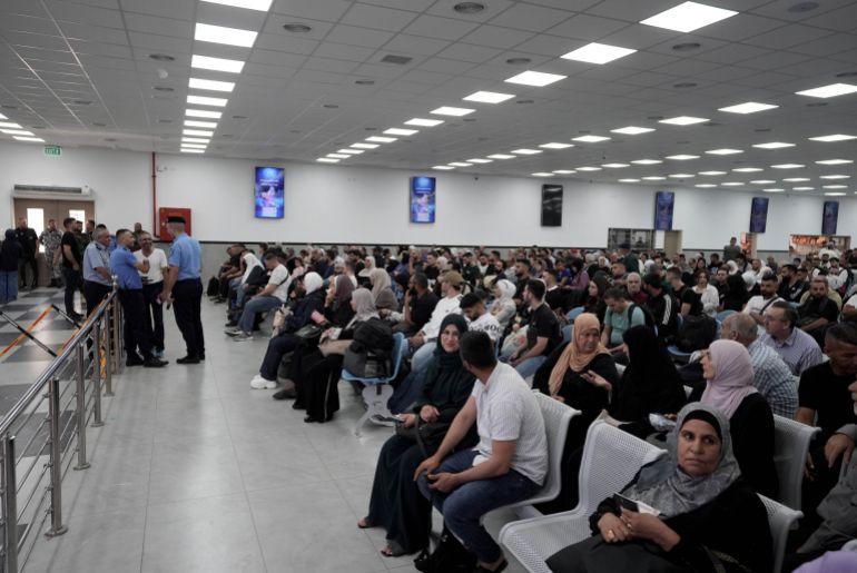 يقول فلسطينيون، إن إغلاق إسرائيل معبر "الكرامة" بين الضفة الغربية المحتلة والأردن لمدة أسبوع "حوّل الضفة إلى ما يشبه سجنًا كبيرًا". ومعبر "الكرامة" هو "جسر اللنبي" بالتسمية الإسرائيلية و"جسر الملك حسين" بالتسمية الأردنية.وأمس الخميس، أعلن رئيس الهيئة العامة للمعابر والحدود الفلسطينية نظمي مهنا، استئناف العمل على معبر الكرامة بالاتجاهين، اعتبارا من اليوم الجمعة. ( Issam Rimawi - وكالة الأناضول )