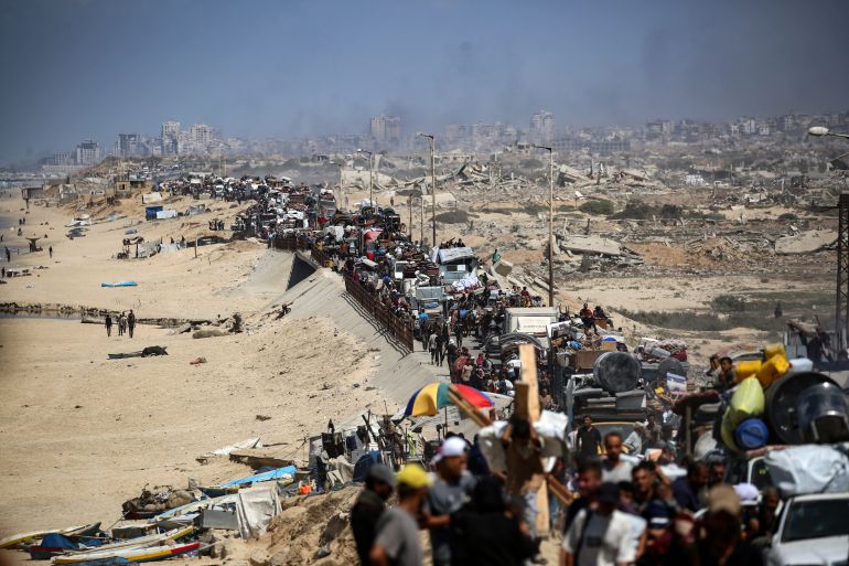 afp_68cd5f96b81b-1758289814 TOPSHOT - Palestinians from Gaza City move southwards with their belongings, on the coastal road near the Nuseirat refugee camp in the central Gaza Strip, on September 19, 2025.