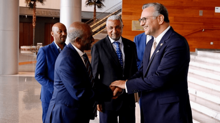 مسعد بولس، مستشار الرئيس الأميركي دونالد ترامب لشؤون أفريقيا، يصافح مدير مكتب الجزيرة في أديس أبابا