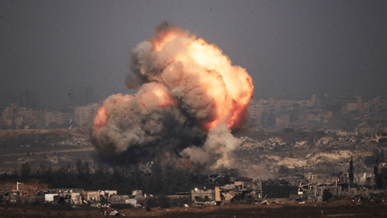 ap25191267916397-1758316772 غلاف فيديو - مسار الأحداث Smoke and fire rise to the sky following an Israeli army bombardment in the northern Gaza Strip, as seen from southern Israel, Thursday, July 10, 2025. (AP Photo/Leo Correa)