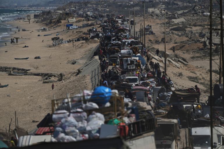 نازحون فلسطينيون يفرون من شمال غزة نحو الجنوب هربا من توسع العمليات العسكرية الإسرائيلية (أسوشيتد برس)