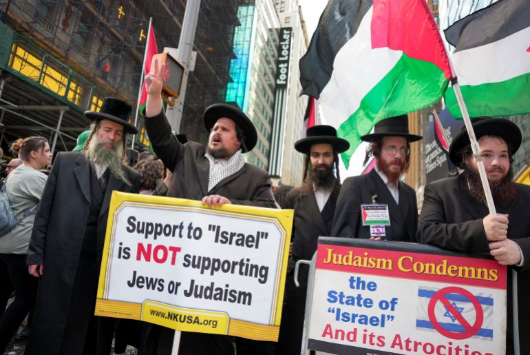 Orthodox Jews hold signs during a pro-Palestinian demonstration, Friday, Sept. 26, 2025, in New York. (AP Photo/Angelina Katsanis)