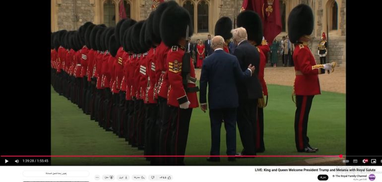 لقطة من البث المباشر تظهر تقديم الملك تشارلز لترامب لتفقد حرس الشرف (يوتيوب)