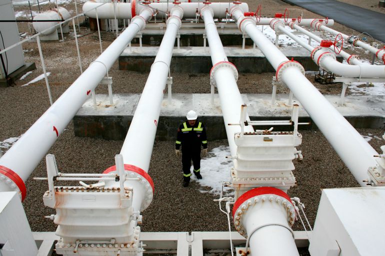 d98ad98ad98a-3-1731582233 A worker carries out a routine check in a natural gas control centre of Turkey's Petroleum and Pipeline Corporation, 35 km (22 miles) west of Ankara, January 5, 2009. The European Union on Monday scheduled talks with Russia to press for a speedy resolution of a dispute with Ukraine that has hit gas supplies to countries in eastern and southern Europe facing freezing temperatures. Turkey has increased gas delivered direct from Russia via the Blue-Stream pipeline under the Black Sea to compensate for a slight decline in supplies coming via Ukraine, an official said. REUTERS/Umit Bektas (TURKEY)