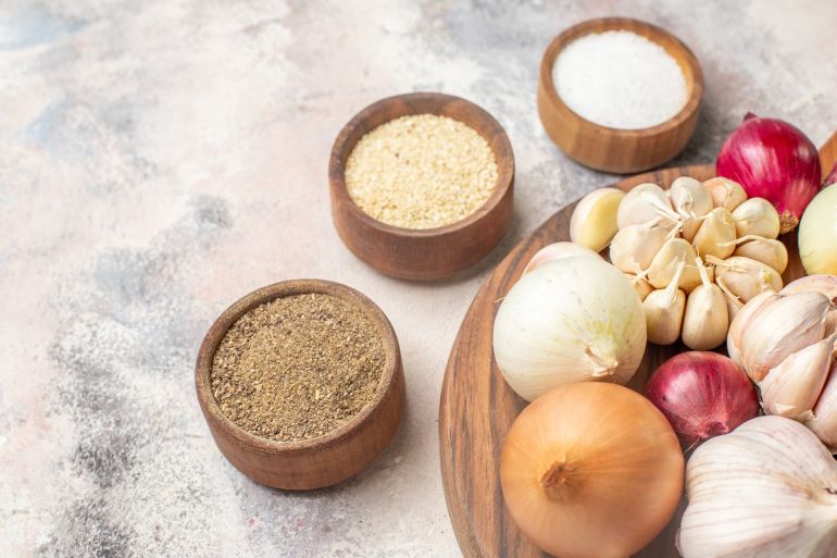 Front view onions and garlics fresh ingredients with seasonings فري بيك