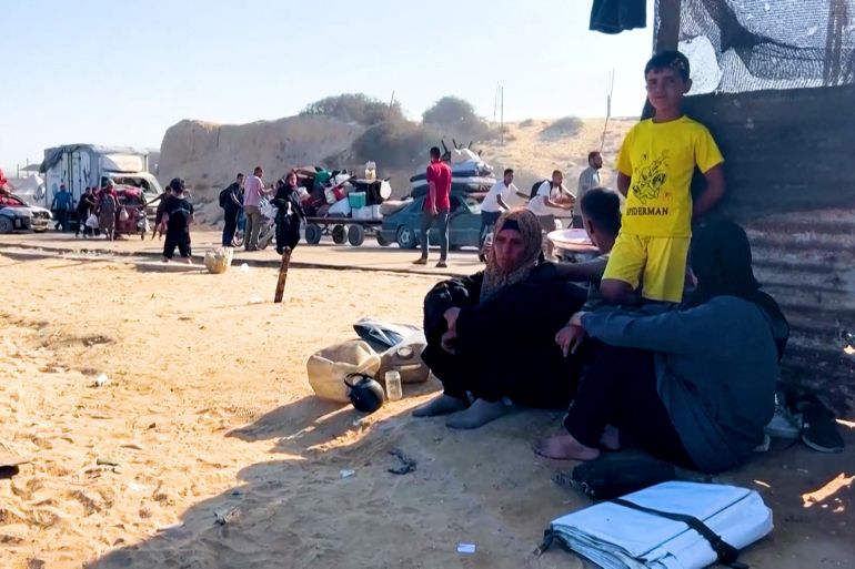 dgfd14649-1758618587 عائلة غزية تلجأ إلى جانب الطريق وسط موجة النزوح من مدينة غزة