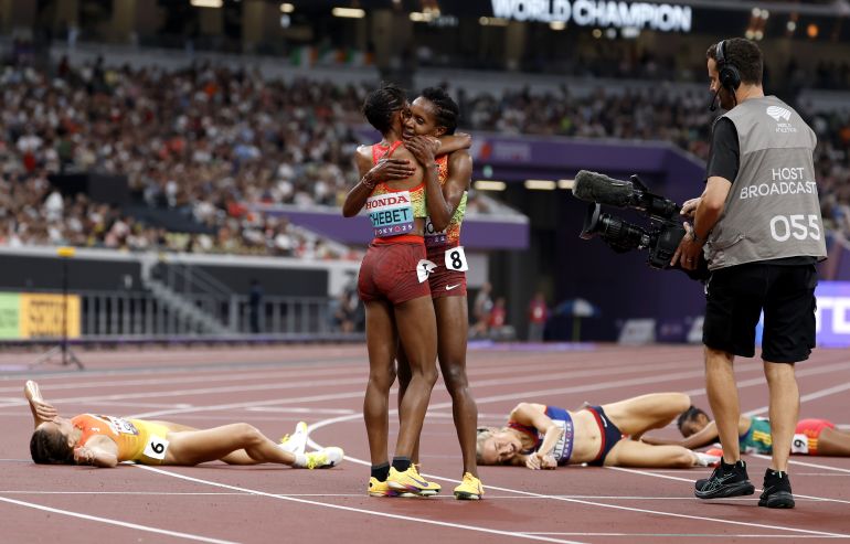 epa12392419 Winner Beatrice Chebet (L) of Kenya hugs second placed Faith Kipyegon of Kenya after the Women's 5000m final at the World Athletics Championships 2025 in Tokyo, Japan, 20 September 2025. EPA/FRANCK ROBICHON