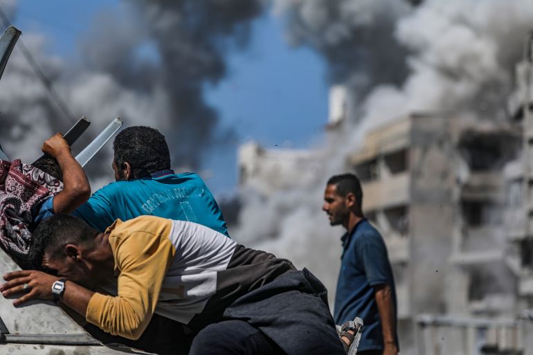 epa12409456 Palestinians take cover during an Israeli air strike amid a military operation in Gaza City, Gaza Strip, 27 September 2025. More than 65,900 Palestinians have been killed in the Gaza Strip since October 2023, according to the Palestinian Ministry of Health, and about 1,200 Israelis have been killed since the launch of an Israeli military campaign in response to a cross-border attack by Hamas on 07 October 2023. EPA/MOHAMMED SABER