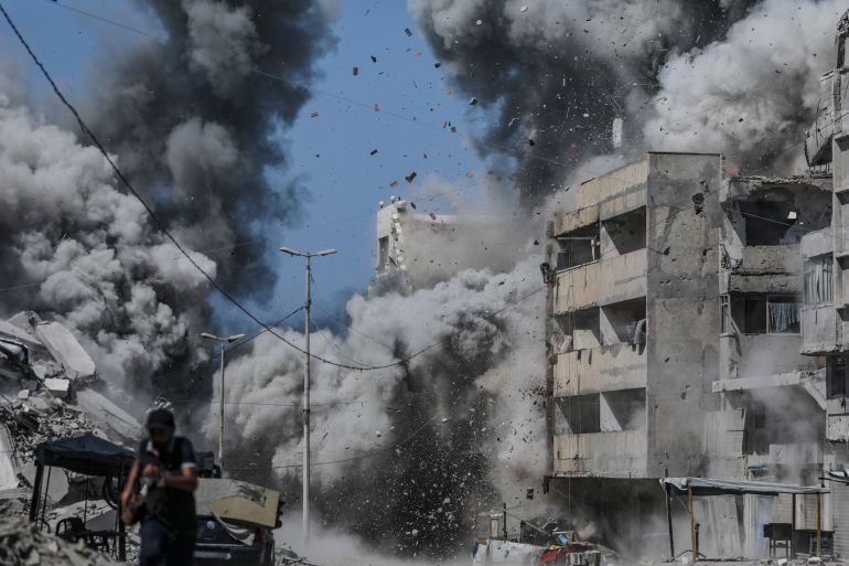 epa12409457 A Palestinian man takes cover following an Israeli air strike during a military operation in Gaza City, Gaza Strip, 27 September 2025. More than 65,900 Palestinians have been killed in the Gaza Strip since October 2023, according to the Palestinian Ministry of Health, and about 1,200 Israelis have been killed since the launch of an Israeli military campaign in response to a cross-border attack by Hamas on 07 October 2023. EPA/MOHAMMED SABER