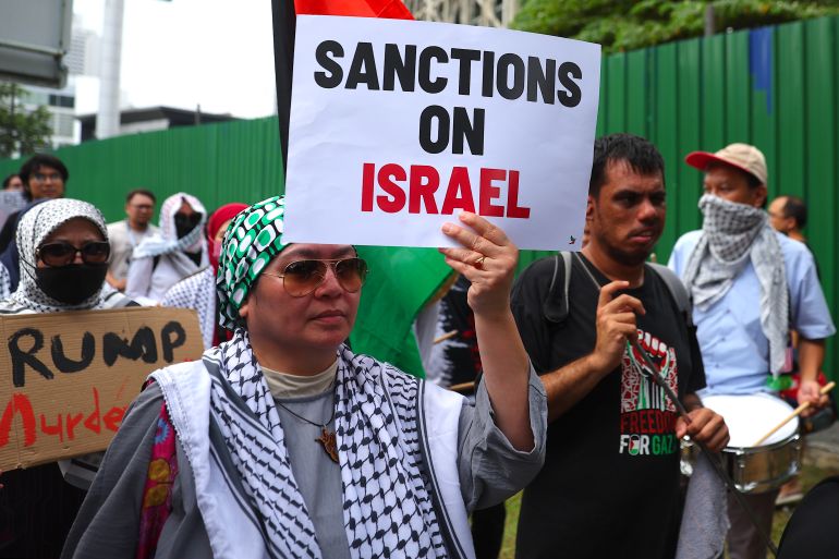 epa12406984 Protesters hold placards during a protest against the US and Israel in Kuala Lumpur, Malaysia, 26 September 2025. The protest was staged to demand affirmation of the right to life of the Palestinian people. EPA/FAZRY ISMAIL