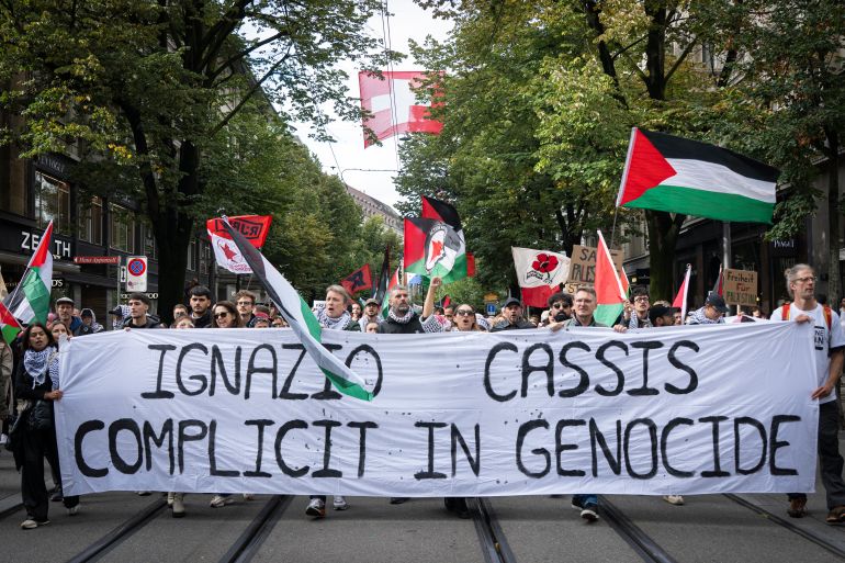 epa12410788 Protesters wave Palestinain flags as they take part in a rally in support of the Palestinian people, in Zurich, Switzerland, 27 September 2025. EPA/ANDREAS BECKER