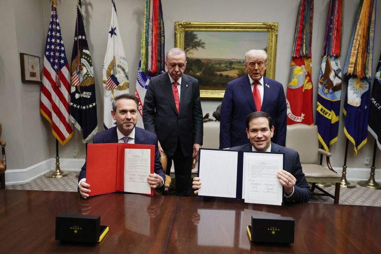 erdogan6-1758828054 This handout photograph taken and released by the Turkish presidential press service, U.S. President Donald Trump (R), accompanied by President of Turkey Recep Tayyip Erdogan (L), signature ceremony U.S. Secretary of State Marco Rubio (R) with Turkey's Minister of Energy and Natural Resources Alparslan Bayraktar (L) at the White House on September 25, 2025 in Washington, DC. Trump has signaled that the US might lift a ban on F-35 sales to Turkey during Erdogan's first visit to the White House since 2019. (Photo by HANDOUT / TURKISH PRESIDENTIAL PRESS SERVICE / AFP) / RESTRICTED TO EDITORIAL USE - MANDATORY CREDIT "AFP PHOTO / TURKISH PRESIDENTIAL PRESS SERVICE / HANDOUT / " - NO MARKETING NO ADVERTISING CAMPAIGNS - DISTRIBUTED AS A SERVICE TO CLIENTS