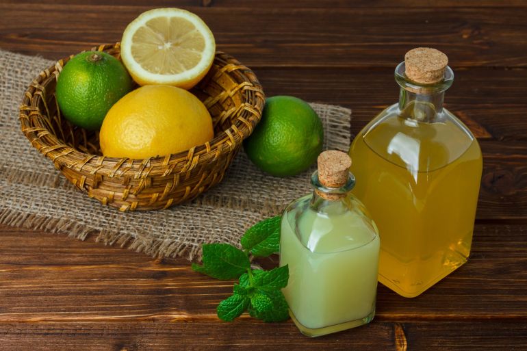 Some lemon and juice with half of lemon on piece of sack فري بيك