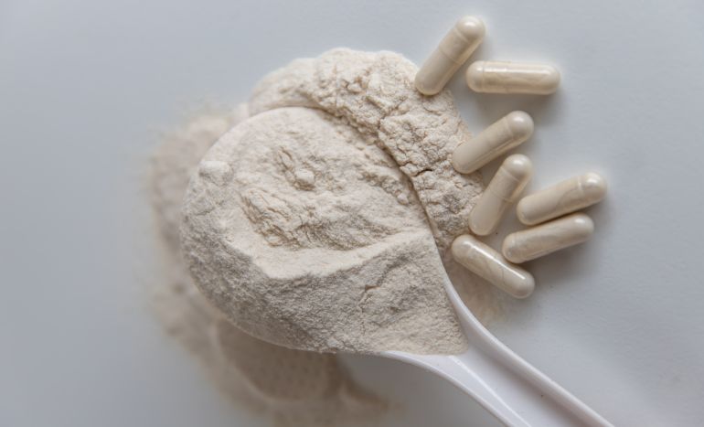 gettyimages-2157296323-1757950898 Psyllium husks and psyllium capsules on white spoon and white background