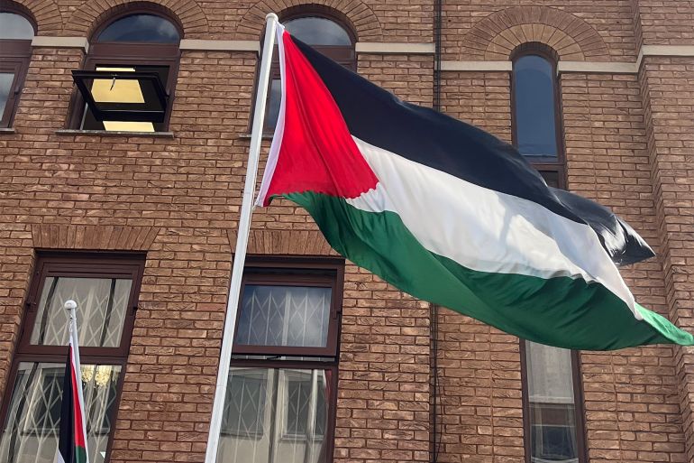 img_7-1758603415 العلم الفلسطيني يرفع لأول مرة أمام مبنى البعثة الفلسطينية في العاصمة لندن التي ستصبح بموجب قرار الاعتراف سفارة رسمية للدولة الفلسطينية