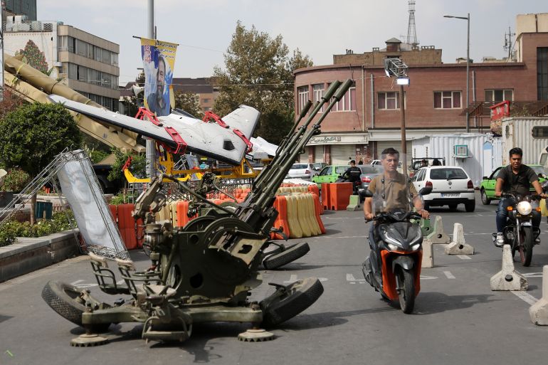 iran-weapons4-1758992846 شهدت العاصمة الإيرانية طهران، السبت، عرضا للأسلحة الثقيلة بما فيها الصواريخ الباليستية والطائرات المسيّرة. وذكر مراسل الأناضول أن العرض أقيم بمناسبة ما تسميه طهران "أسبوع الدفاع المقدس"، والذي تنظمه لإحياء ذكرى الحرب العراقية - الإيرانية التي بدأت عام 1980 واستمرت 8 أعوام. وكان لافتا خلال الفعالية في طهران، عرض الأسلحة الإيرانية الثقيلة، وبينها الصواريخ الباليستية وأنظمة الدفاع الجوي والطائرات المسيّرة. وجرى عرض الأسلحة في ميدان بهارستان قرب البرلمان الإيراني، ووُضع إلى جانبها ملصق للمرشد علي خامنئي. ( Fatemeh Bahrami - وكالة الأناضول )