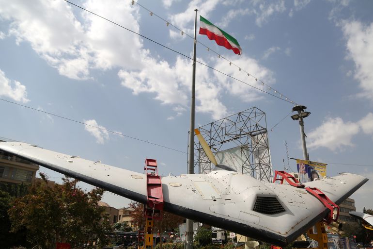 iran-weapons5-1758992852 شهدت العاصمة الإيرانية طهران، السبت، عرضا للأسلحة الثقيلة بما فيها الصواريخ الباليستية والطائرات المسيّرة. وذكر مراسل الأناضول أن العرض أقيم بمناسبة ما تسميه طهران "أسبوع الدفاع المقدس"، والذي تنظمه لإحياء ذكرى الحرب العراقية - الإيرانية التي بدأت عام 1980 واستمرت 8 أعوام. وكان لافتا خلال الفعالية في طهران، عرض الأسلحة الإيرانية الثقيلة، وبينها الصواريخ الباليستية وأنظمة الدفاع الجوي والطائرات المسيّرة. وجرى عرض الأسلحة في ميدان بهارستان قرب البرلمان الإيراني، ووُضع إلى جانبها ملصق للمرشد علي خامنئي. ( Fatemeh Bahrami - وكالة الأناضول )