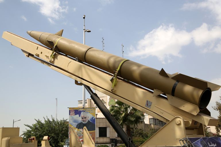 iran-weapons6-1758992859 شهدت العاصمة الإيرانية طهران، السبت، عرضا للأسلحة الثقيلة بما فيها الصواريخ الباليستية والطائرات المسيّرة. وذكر مراسل الأناضول أن العرض أقيم بمناسبة ما تسميه طهران "أسبوع الدفاع المقدس"، والذي تنظمه لإحياء ذكرى الحرب العراقية - الإيرانية التي بدأت عام 1980 واستمرت 8 أعوام. وكان لافتا خلال الفعالية في طهران، عرض الأسلحة الإيرانية الثقيلة، وبينها الصواريخ الباليستية وأنظمة الدفاع الجوي والطائرات المسيّرة. وجرى عرض الأسلحة في ميدان بهارستان قرب البرلمان الإيراني، ووُضع إلى جانبها ملصق للمرشد علي خامنئي. ( Fatemeh Bahrami - وكالة الأناضول )