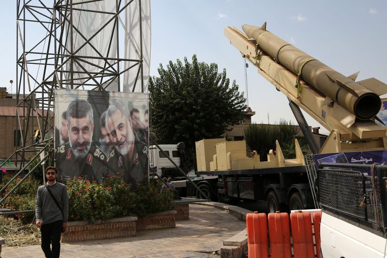 iran-weapons7-1758992865 شهدت العاصمة الإيرانية طهران، السبت، عرضا للأسلحة الثقيلة بما فيها الصواريخ الباليستية والطائرات المسيّرة. وذكر مراسل الأناضول أن العرض أقيم بمناسبة ما تسميه طهران "أسبوع الدفاع المقدس"، والذي تنظمه لإحياء ذكرى الحرب العراقية - الإيرانية التي بدأت عام 1980 واستمرت 8 أعوام. وكان لافتا خلال الفعالية في طهران، عرض الأسلحة الإيرانية الثقيلة، وبينها الصواريخ الباليستية وأنظمة الدفاع الجوي والطائرات المسيّرة. وجرى عرض الأسلحة في ميدان بهارستان قرب البرلمان الإيراني، ووُضع إلى جانبها ملصق للمرشد علي خامنئي. ( Fatemeh Bahrami - وكالة الأناضول )