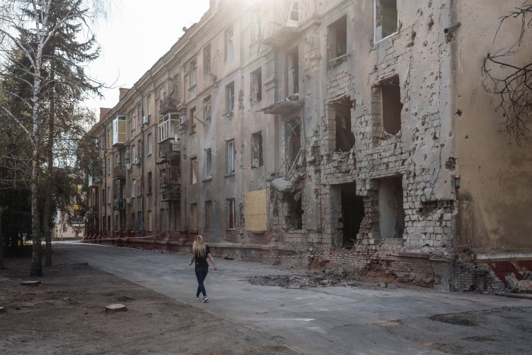 reuters_68ccf8be-1758263486 A resident walks past an apartment building damaged by a Russian military strike, amid Russia's attack on Ukraine, in Kramatorsk, Donetsk region, Ukraine September 17, 2025. REUTERS/Serhii Korovainyi