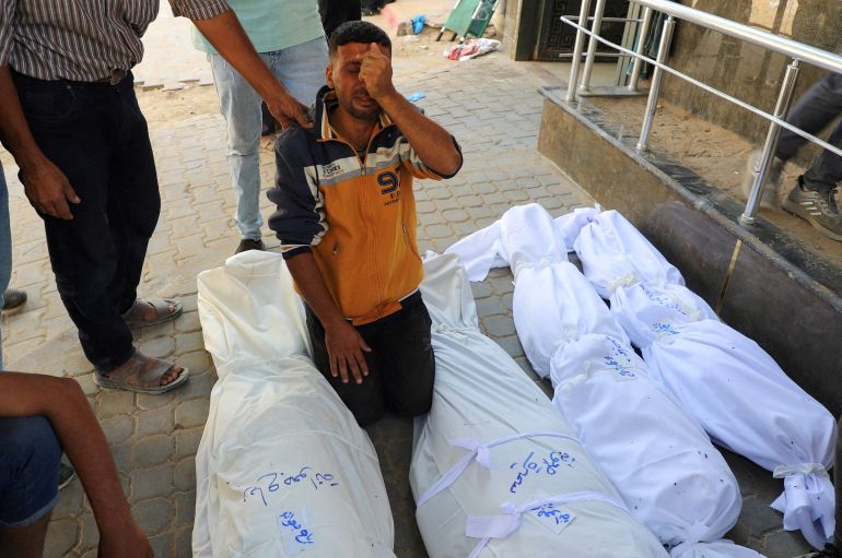 A mourner reacts during the funeral of Palestinians who, according to medics, were killed in overnight Israeli strikes on homes at Shati (Beach) refugee camp, amid an Israeli military operation, at Al-Shifa hospital in Gaza City, September 26, 2025. REUTERS/Ebrahim Hajjaj REFILE - CORRECTING HOSPITAL FROM "AL-AHLI ARAB HOSPITAL" TO "AL-SHIFA HOSPITAL".