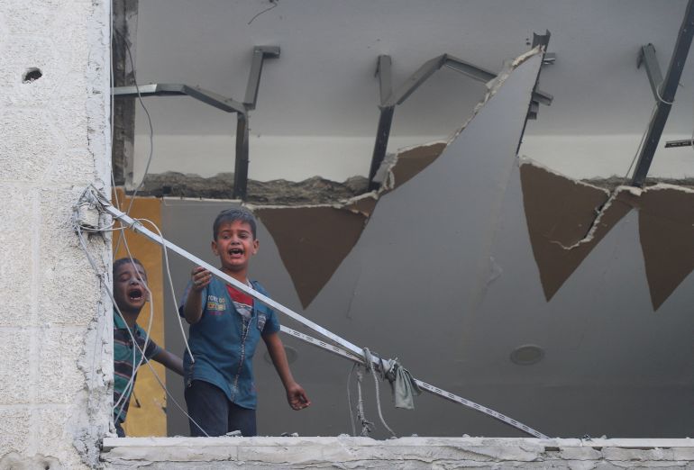 Palestinians children react, at the site of Israeli strikes on a house, in Gaza City, September 26, 2025. REUTERS/Ebrahim Hajjaj