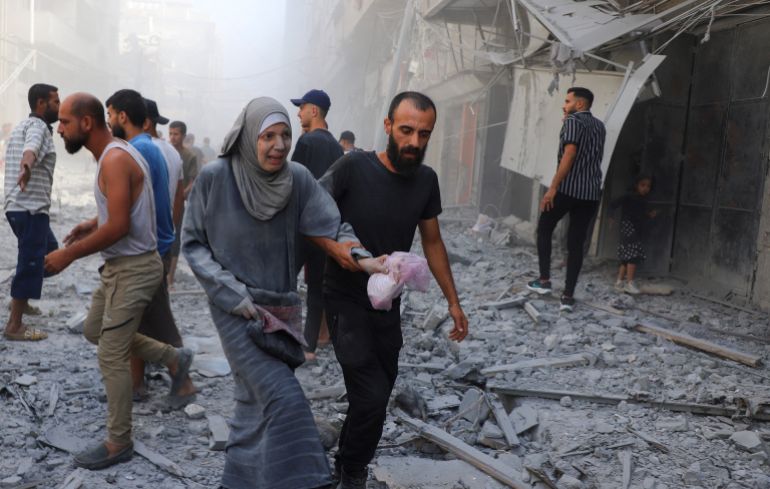 Palestinians inspect the site of Israeli strikes on a house, in Gaza City, September 26, 2025. REUTERS/Ebrahim Hajjaj