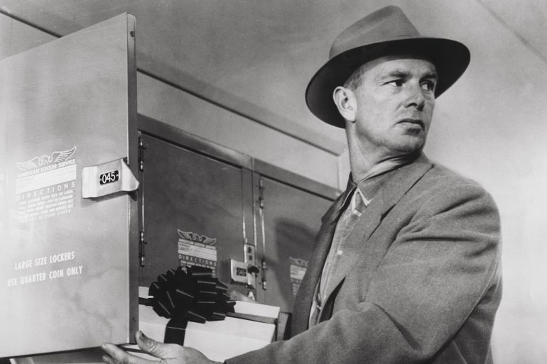 Editorial use only. No book cover usage. Mandatory Credit: Photo by United Artists/Kobal/Shutterstock (5881297o) Sterling Hayden The Killing - 1956 Director: Stanley Kubrick United Artists USA Scene Still Mystery/Suspense L'ultime Razzia