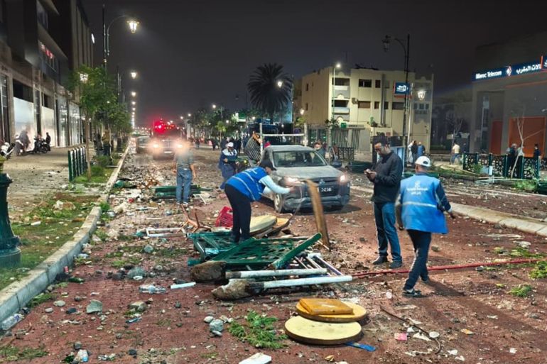 00-1759331223 المغرب/ الرباط/ سناء القويطي/ عمال يجمعون مخلفات التخريب في مدينة انزكان وسط البلاد/ مصدر الصورة: حساب مدار21 على فيسبوك