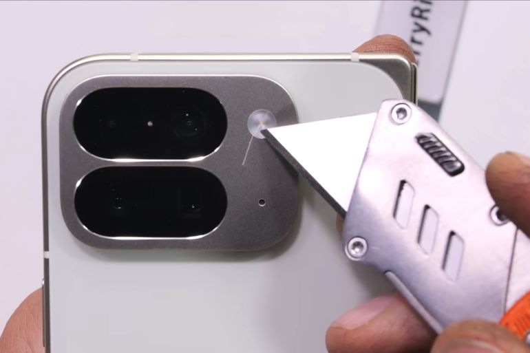 انفجر هاتفي PIXEL 10 PRO FOLD -- تم التقاطه على الهواء مباشرة بواسطة الكاميرا! JerryRigEverything youtube