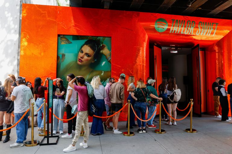 202bum-1760440761 People wait to enter a Spotify pop-up event for Taylor Swift’s album "The Life of a Showgirl" in New York City, U.S., September 30, 2025. REUTERS/Kylie Cooper
