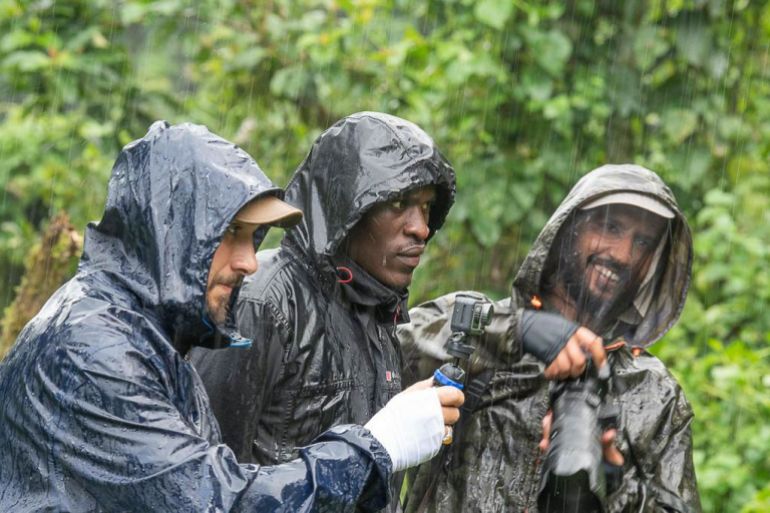 الزعابي مع الفريق المرافق تحت المطر-المصدر المصور الفائز في جائزة الحياة البرية البريطانية
