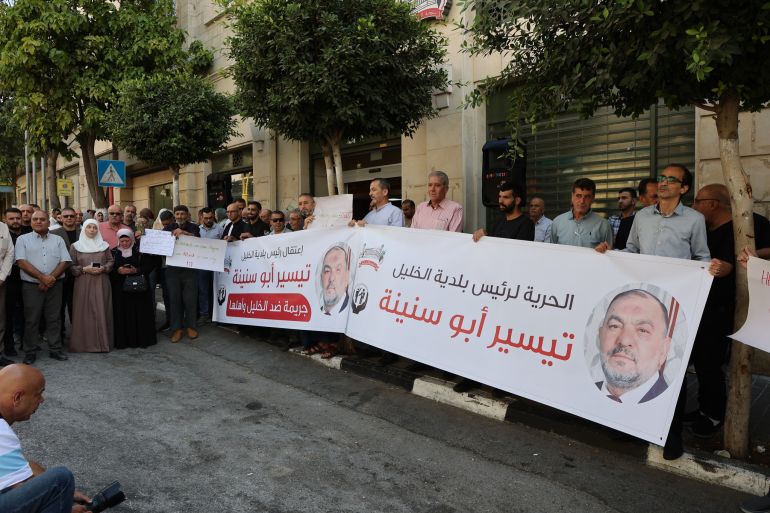 وقفة تضامن مع تيسير أبو اسنينة رئيس بلدية الخليل بعد اعتقاله (المصدر: صفحة بلدية الخليل على فيسبوك)