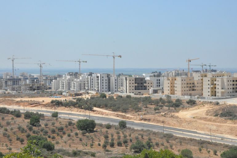 تواصل إسرائيل توسيع مستوطنة "حريش"، المقامة على مقربة من حدود الرابع من حزيران شمالي الضفة الغربية، في مسعى يهدف إلى طمس الخط الأخضر وإلغاء أي فاصل جغرافي أو سياسي بين أراضي عام 1948 والمناطق المحتلة عام 1967