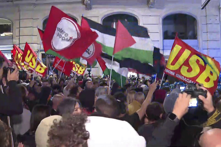 65465465-1759352910 مظاهرات في العاصمة الإيطالية روما تنديدا باعتراض إسرائيل أسطول الصمود في المياه الدولية المصدر: شاشة الجزيرة