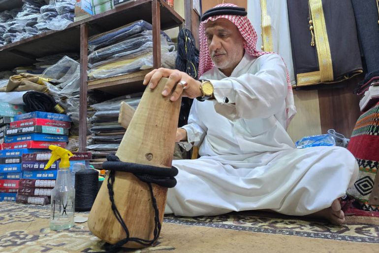 الخطوة الحاسمة في استكمال العقال هي الكسر و الطرق ليصبح بالشكل النهائي المعروف