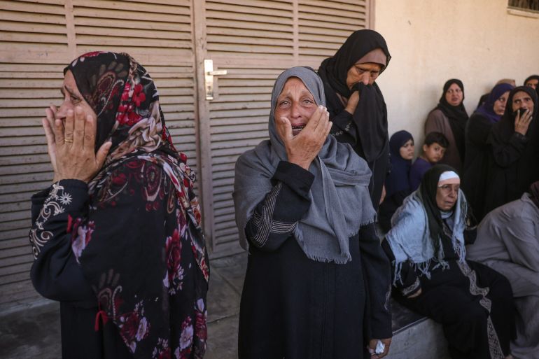 afp_68dcf2293b4e-1759310377 Palestinians mourn the death of loved ones killed in Israeli strikes, outside al-Aqsa Martyrs hospital in Deir el-Balah in the central Gaza Strip, on October 1, 2025.