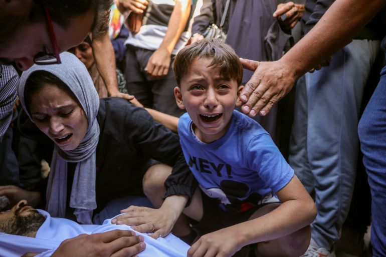 afp_68dcf22fc506-1759310383 EDITORS NOTE: Graphic content / TOPSHOT - The family of a Palestinian man killed in an Israeli strike mourn over his body outside al-Aqsa Martyrs hospital in Deir el-Balah in the central Gaza Strip, on October 1, 2025.
