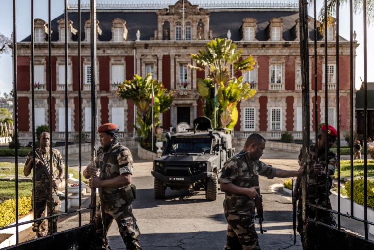 afp_68ef6750a525-1760520016 TOPSHOT - Members of the Madagascar CAPSAT military open the gates of the presidential palace in Antananarivo on October 14, 2025 before Colonel Michael Randrianirina (C), head of the CAPSAT military unit, announced that they will take power in the country.