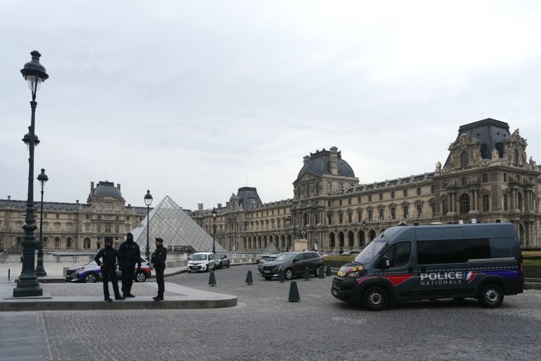 afp_68f5e35a2d21-1760944986 French police officers stand in front of the Louvre Museum after robbery, in Paris on October 19, 2025.