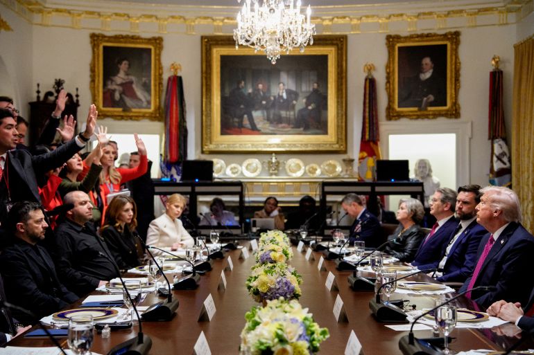 afp_68f5f1f513d5-1760948725 WASHINGTON, DC - OCTOBER 17: U.S. President Donald Trump (R) takes a question from a reporter during a lunch meeting with Ukrainian President Volodymyr Zelensky (L) at the White House on October 17, 2025, in Washington, DC. President Trump, fresh off a ceasefire agreement between Israel and Hamas, is hosting President Zelensky for a bilateral lunch in the Cabinet Room in hopes of advancing a peace deal between Russia and Ukraine. Andrew Harnik/Getty Images/AFP (Photo by Andrew Harnik / GETTY IMAGES NORTH AMERICA / Getty Images via AFP)