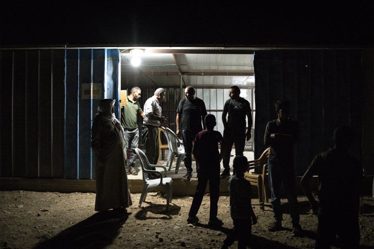 رجال بدو فلسطينيون في اجتماع في رأس عين العوجا، بغور الأردن (الفرنسية)