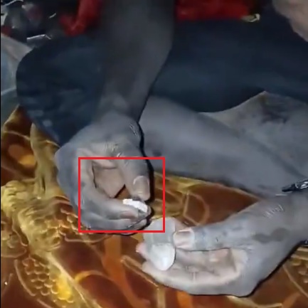 صورة توضح يحمل ضوءا صغيرا مدمجا يشبه تماما الأضواء المستخدمة في الولاعات الإلكترونية المنتشرة في الأسواق