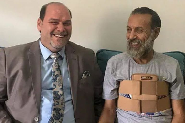 الفنان الراحل مع نقيب الفنانين خلال رحلة علاجه الصفحة الشخصية فيس